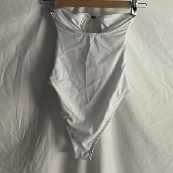 Missguided High Leg circle One piece Swimsuit - Picture 5 of 5